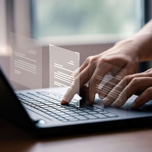 Administrador de bases de datos trabajando en laptop con pantallas holográficas de información