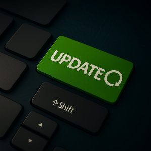 Botón verde manzana con la palabra UPDATE sobre fondo tecnológico