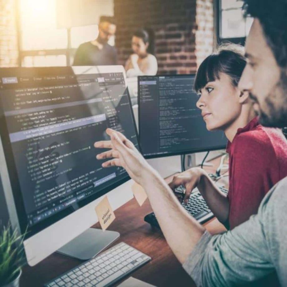 Desarrolladores colaborando en modelado de datos con ER/Studio en una oficina moderna