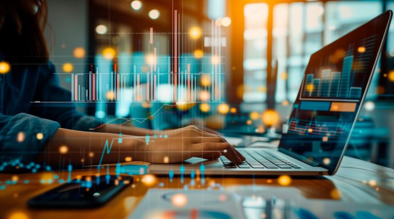 Profesional analizando rendimiento de SQL Server en un panel con gráficas y métricas.