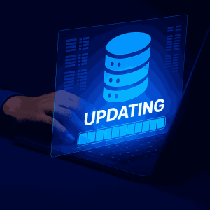 Panel holográfico azul con la palabra UPDATING sobre una laptop mientras se realiza una actualización.