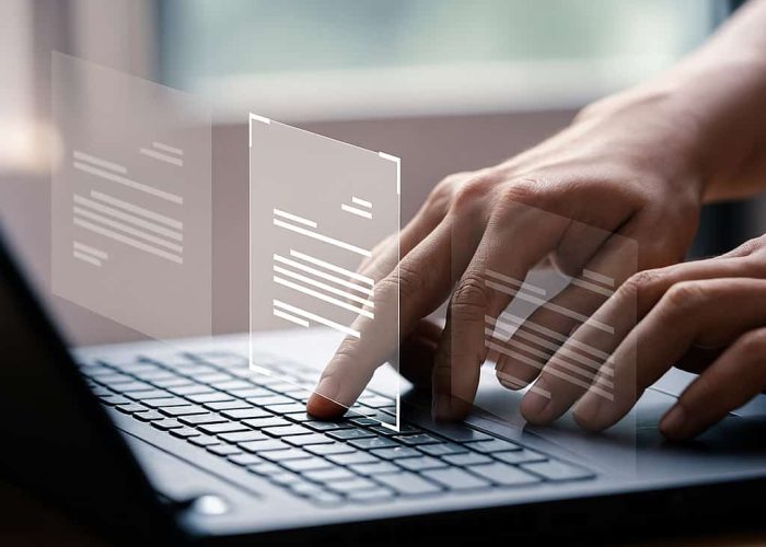 Administrador de bases de datos en acción Administrador de bases de datos trabajando en laptop con pantallas holográficas de información